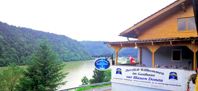 Ausblick von der Terrasse auf die Donau