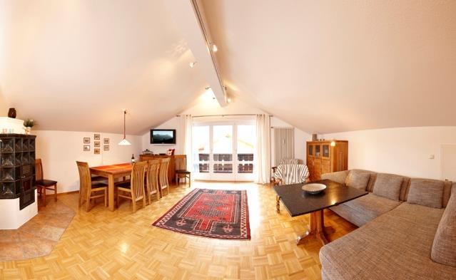 Wohnzimmer mit Südbalkon