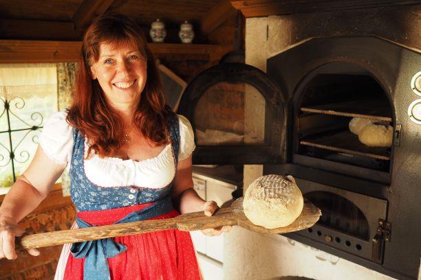 Brigitte beim Brot backen