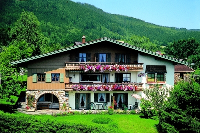 Hausansicht im Sommer