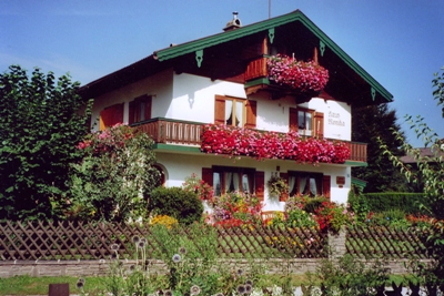 Hausansicht im Sommer