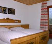 Schlafzimmer mit Doppelbett