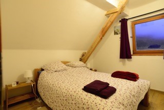 Schlafzimmer mit Doppelbett
