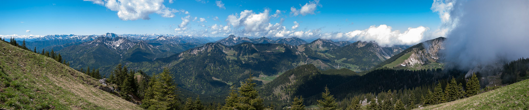 Panorama vom Weg unterhalb des Lämpersberges: Vom Rofan bis zum Jägerkamp