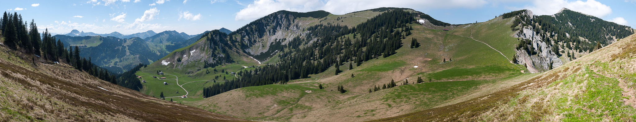 Panorama vom Weg unterhalb des Rauhkopfes: Risserkogel, Obere Schönfeldalm, Jägerkamp, Aiplspitz