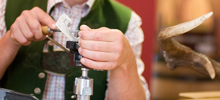 Anfertigung einer Hirschhornbrille von Goisern Optik