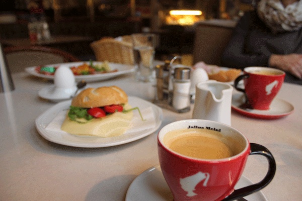 Salat mit Hühnchen im Sesammantel Gassner St. Georgen