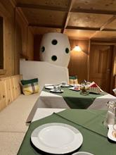 Frühstücksraum - Blick zum Kachelofen