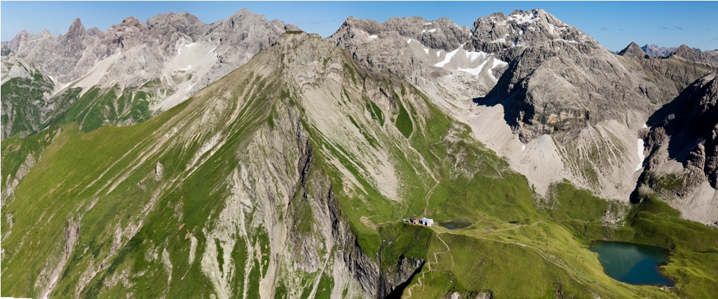 Im Vordergrund: Die Rappenseehütte. Rechts: hohes Licht; Mitte: Bockkarkopf, Links: Trettach