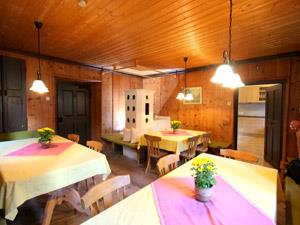 Esszimmer mit Kachelofen