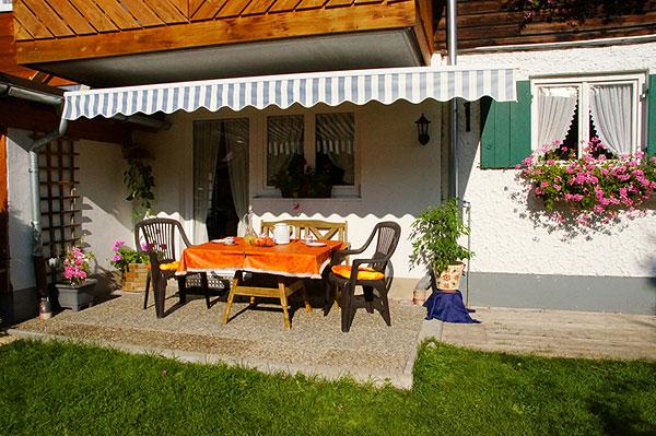 Gästeterrasse mit großem Garten