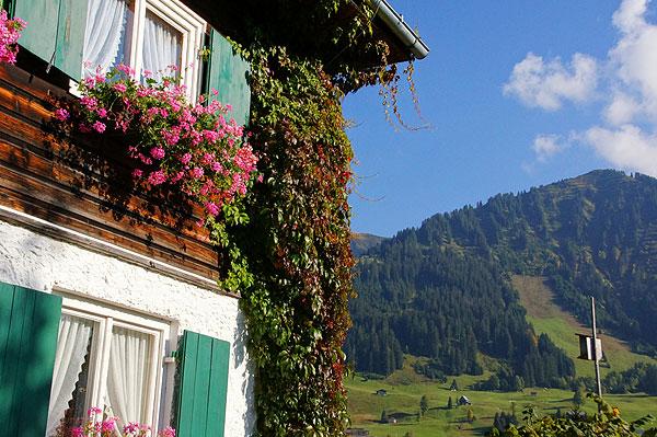 Hauswand mit Kanzelwand im Hintergrund