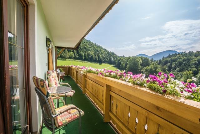 Balkon mit Blick zu den Bergen