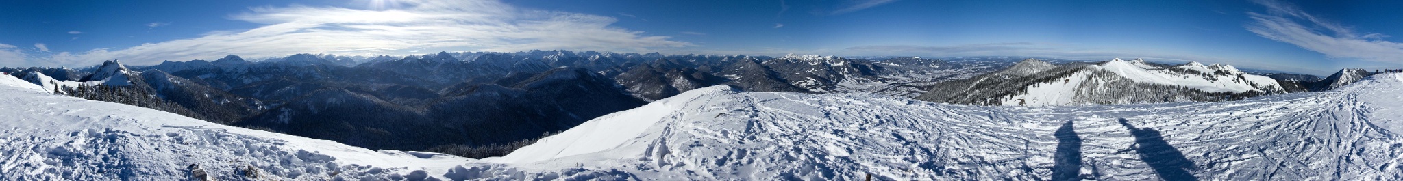 Das Gipfel-Rundumpanorama über 360° an einem strahlenden Skitag