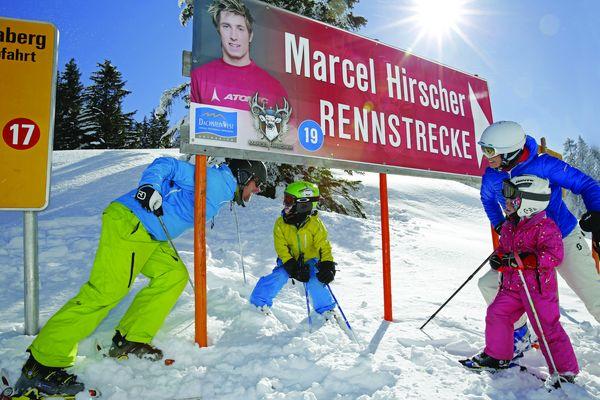 csm_familie_auf_der_skipiste_beim_skifahren__c__da
