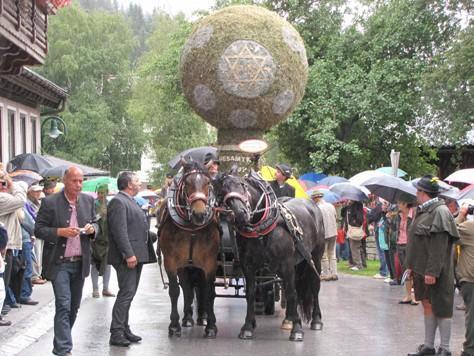 Weltcupkugel von Gesamtweltcupsieger Hirsch
