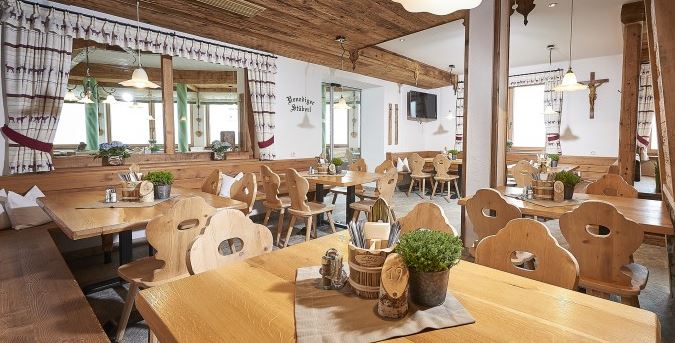 Stube im Inneren der Hütte