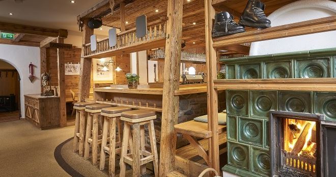 Bar mit gemütlichem Kachelofen
