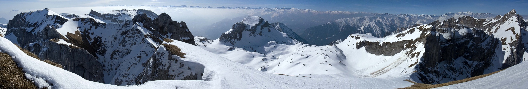 Rundblick vom Gipfel zwischen Rofanspitze und Hochiß