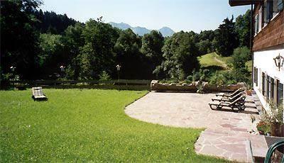 Terrasse mit Liegewiese