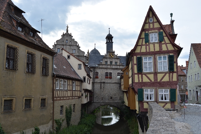 Das Malerwinkelhaus (rechts) am Breitbach in Marktbreit