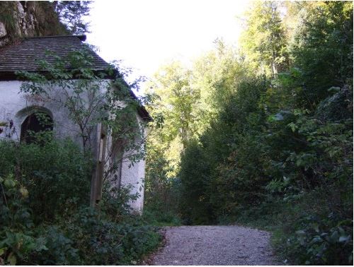 Bei dieser Kapelle rechts in den Wald