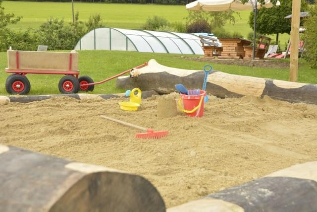 Garten mit großer Sandkiste