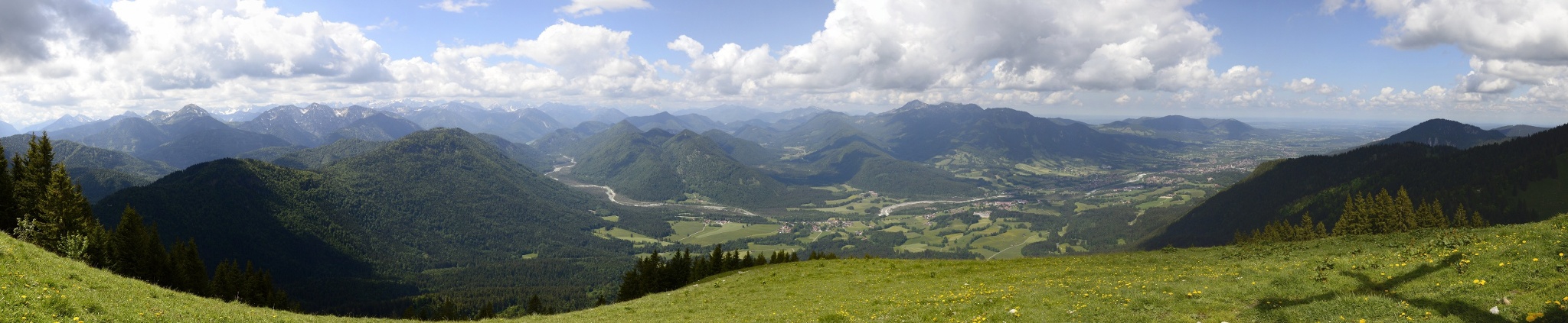 Panorama vom Schönbergkreuz auf den Isarwinkel