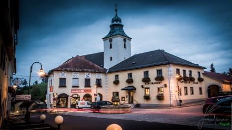 Außenansicht bei Nacht