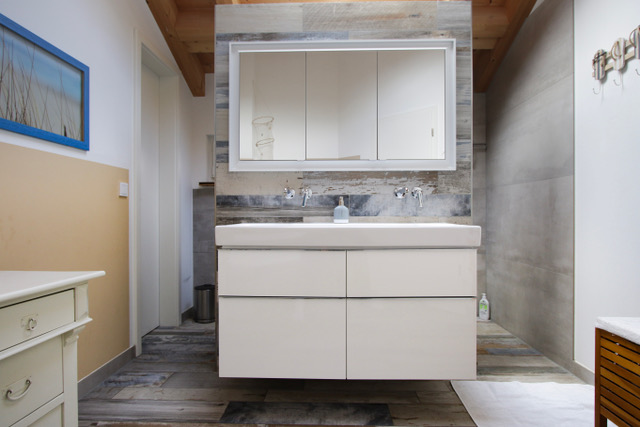 Badezimmer mit Badewanne und Regendusche