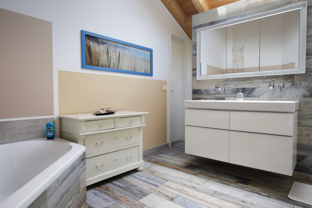 Badezimmer mit Badewanne und Regendusche