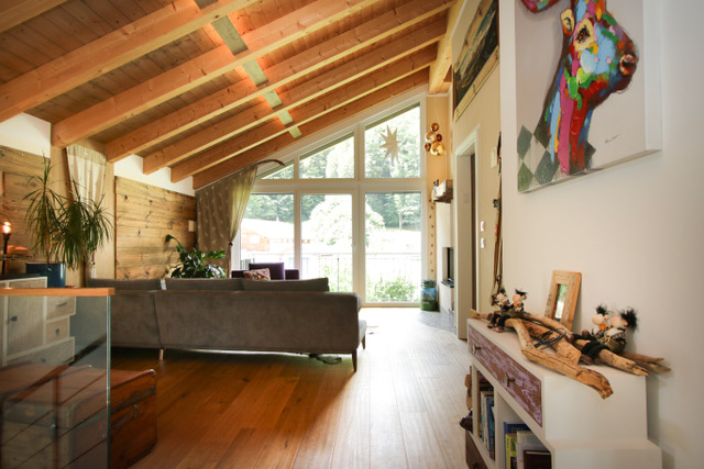 Wohnzimmer mit offenem Kamin