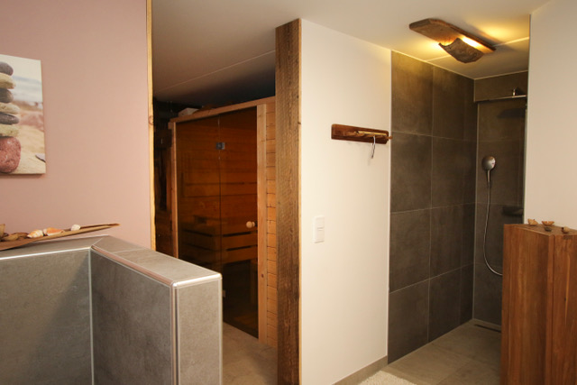 Sauna und Badezimmer 2 mit Regendusche im Untergeschoß