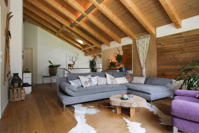 Wohnzimmer mit offenem Kamin