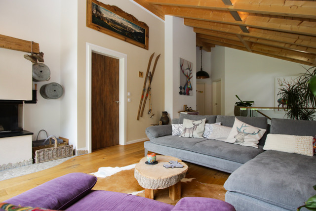 Wohnzimmer mit offenem Kamin