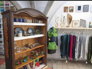 Kunstwerke auch erh%c3%a4ltich im Atelier LebensArt%2c Sandgasse 3%2c Freistadt%2c inkl. Wollhandel und Bastelpackungen