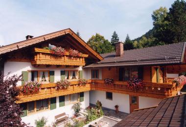 Hausansicht mit Anbau