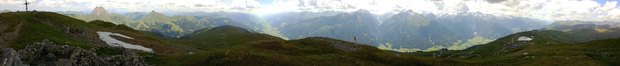 Herrliche Fernblicke. Ganz links das Gipfelkreuz; ganz rechts die beiden Bergbahnstationen.