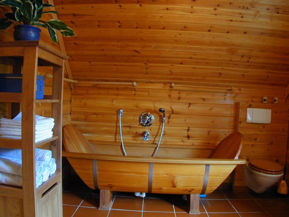 Bad mit Holzwanne im Obergeschoss