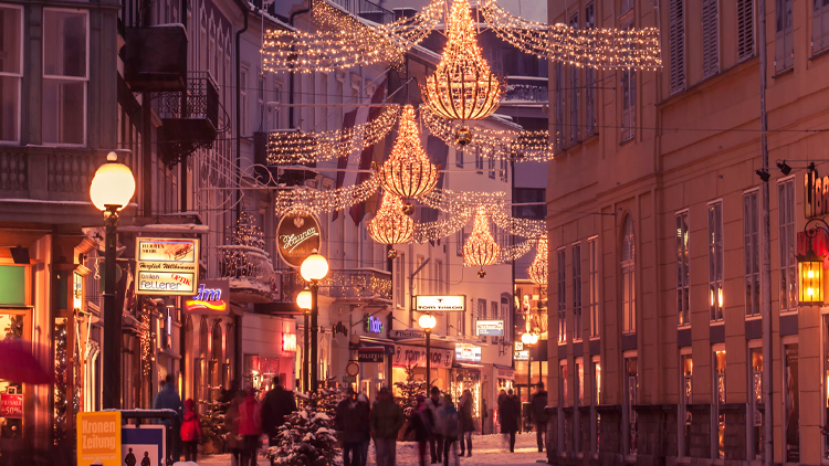 Bad Ischler Pfarrgasse im Advent mit Weihnachtsbeleuchtung