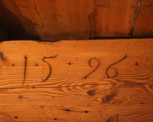Eine historische Bank im Haus Cian