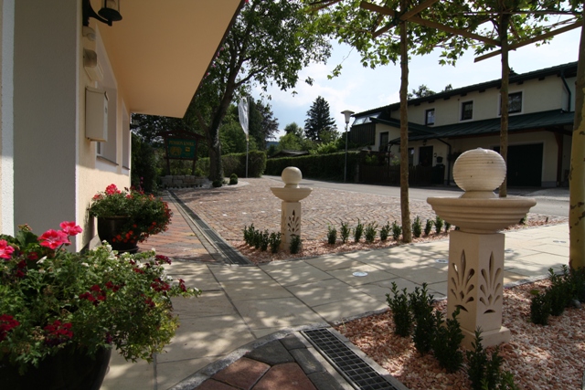 Parkplatz direkt vor dem Haus - Pension Knoll **** Schörfling am Attersee