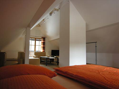 Nett 500 Dachatel vom Bett aus