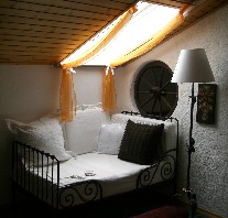 Lese-Ecke unterm Dachfenster im Studio DACHSTEIN