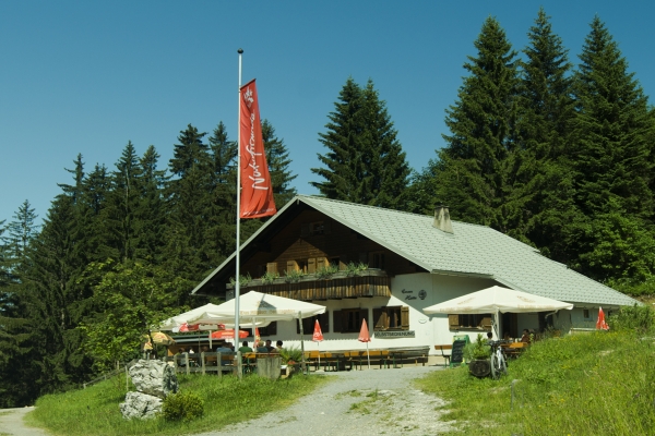 Emserhütte zur Blühtenzeit