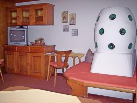 Aufenthaltsraum mit Kachelofen