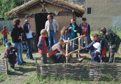 Der Außenbereich des Gräberfeldmuseums "Alte Schule" in Segnitz.