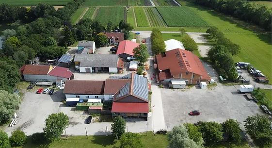 Luftaufnahme vom Hausler-Hof mit See