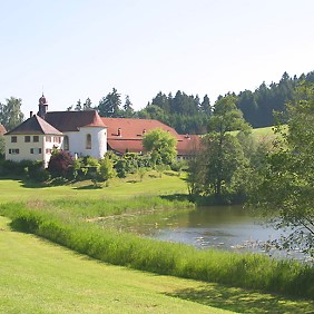 Malerisch liegt diese Kapelle am See.