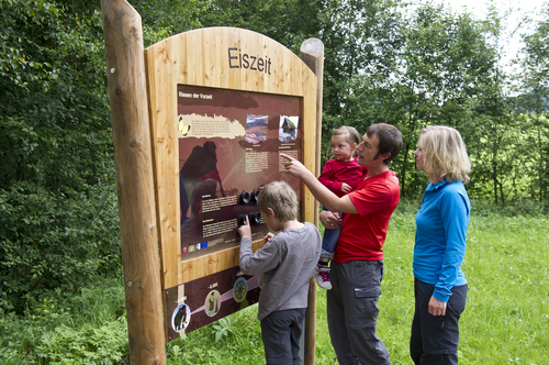 Wirf einen Blick au die Giganten der Vorzeit - im Moor-Erlebnis-Pfad Inzell/Chiemgau